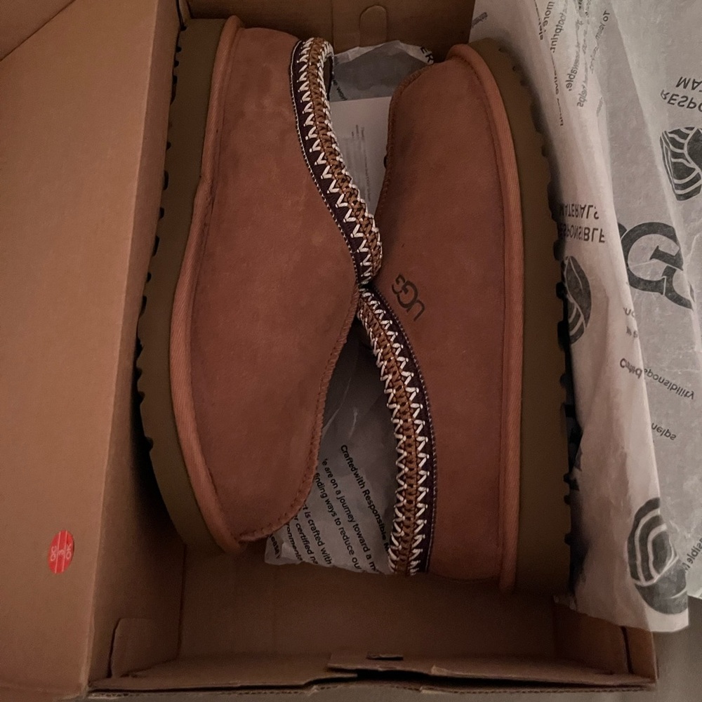 Ugg Tasman size 7 men, women size 8